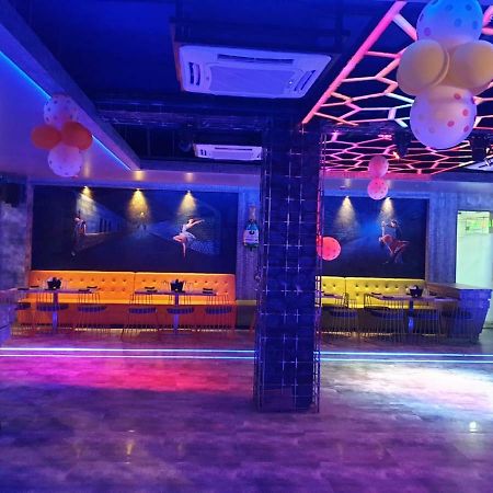 ホテルVirat Ambe Sports Club Ulhāsnagar エクステリア 写真